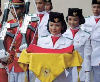 Wanita-wanita Cantik Pembawa Baki Bendera dari Tahun ke Tahun