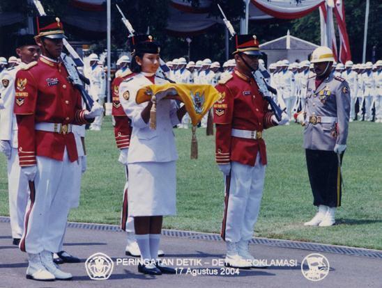 Wanita-wanita Cantik Pembawa Baki Bendera dari Tahun ke Tahun