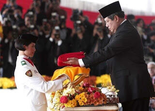 Wanita-wanita Cantik Pembawa Baki Bendera dari Tahun ke Tahun