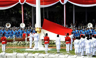 Wanita-wanita Cantik Pembawa Baki Bendera dari Tahun ke Tahun