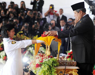 Wanita-wanita Cantik Pembawa Baki Bendera dari Tahun ke Tahun