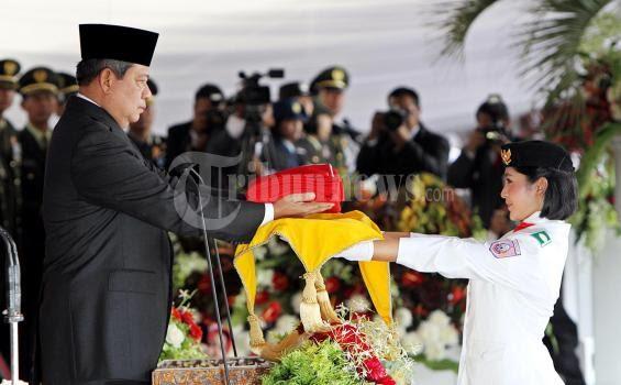 Wanita-wanita Cantik Pembawa Baki Bendera dari Tahun ke Tahun