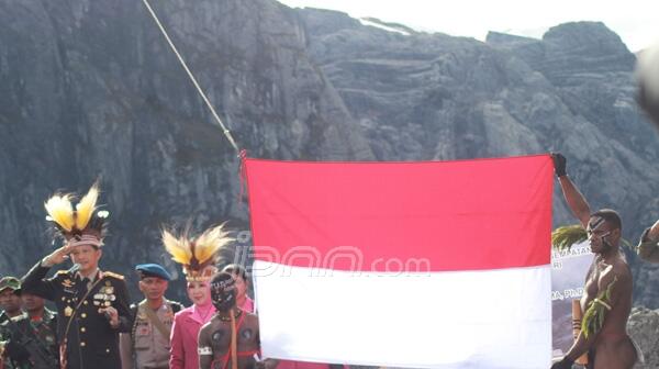 &#91;UPDATE&#93; Pengibaran Bendera Merah Putih yang Unik di Berbagai Daerah Nusantara