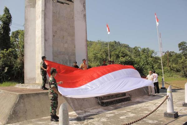 &#91;UPDATE&#93; Pengibaran Bendera Merah Putih yang Unik di Berbagai Daerah Nusantara