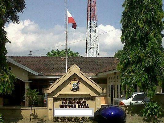 kantor polisi ngibarin bendera terbalik