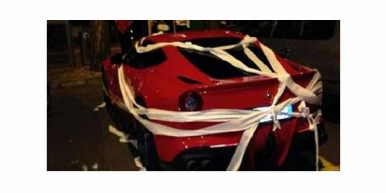 FERRARI nya mario balloteli di bungkus tissue toilet