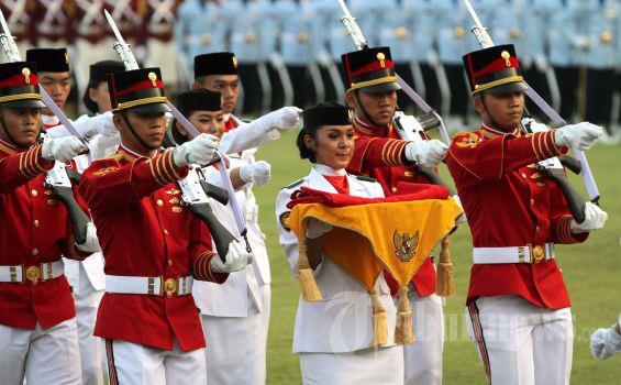 Wanita-wanita Cantik Pembawa Baki Bendera dari Tahun ke Tahun