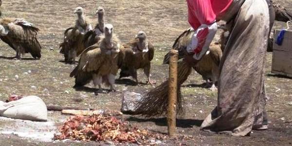 10 Tradisi Teraneh di Dunia