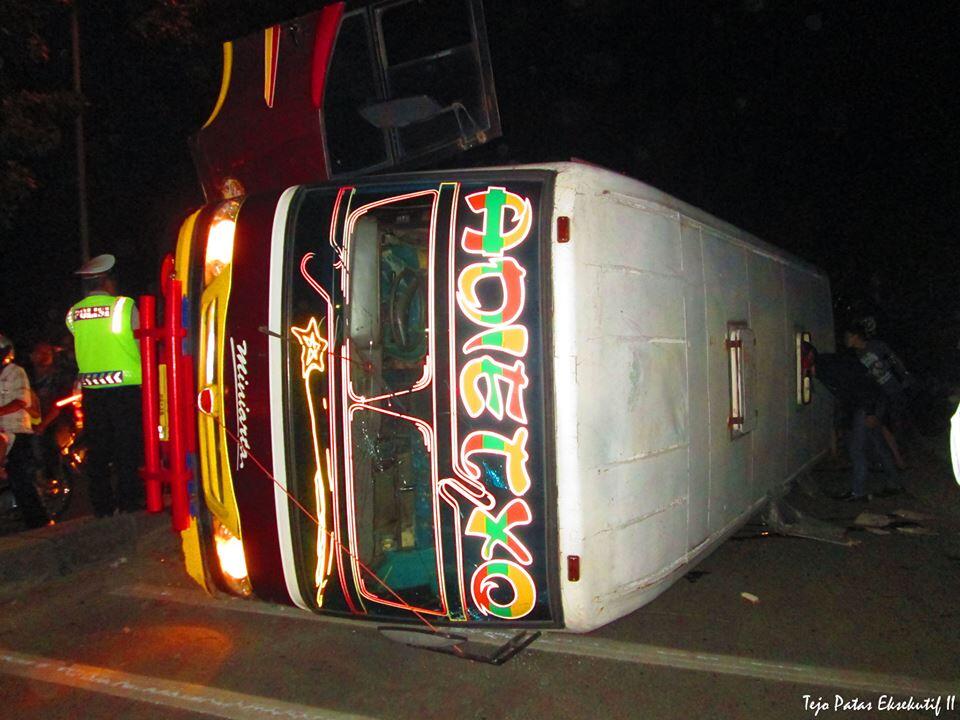 &#91;PIC&#93; BARU TERJADI KECELAKAAN MAUT BUS MINIARTA DI JL.RAYA BOGOR 3 TEWAS 4 LUKA