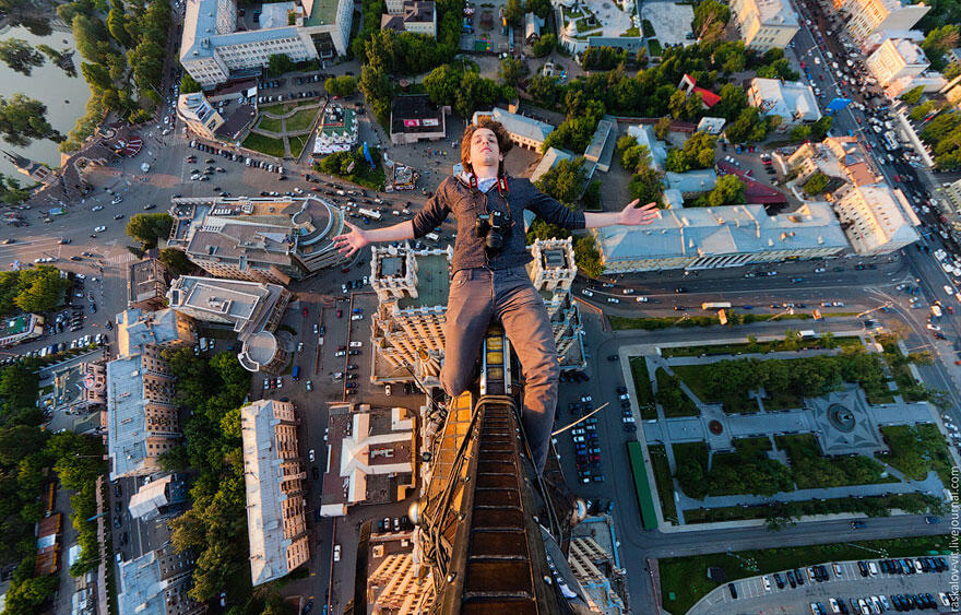 Fotografi Skywalking: Aksi Nekat dan Berbahaya ala Remaja Rusia