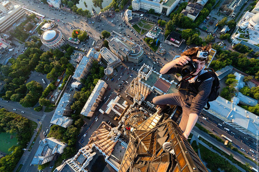 Fotografi Skywalking: Aksi Nekat dan Berbahaya ala Remaja Rusia