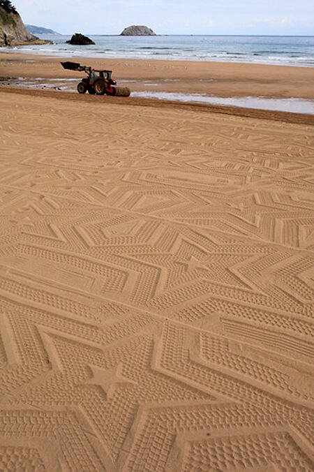 &#91;PIC++&#93; Seni Raksasa diatas Pasir Pantai