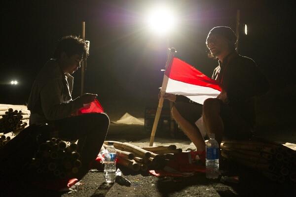 &#91;Cerita 17-an&#93; WOOW..!!1000 Bendera Merah Putih Berkibar Di Pantai Selatan &#91;PIC+VID&#93;