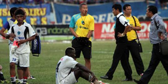 Protes wasit, mantan kiper timnas pamer kemaluan di lapangan