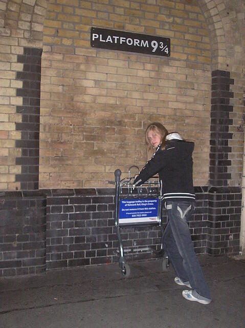 Peron 9 3/4 Harry Potter Sungguhan Ada di London!