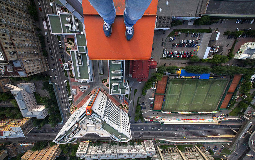 Fotografi Skywalking: Aksi Nekat dan Berbahaya ala Remaja Rusia