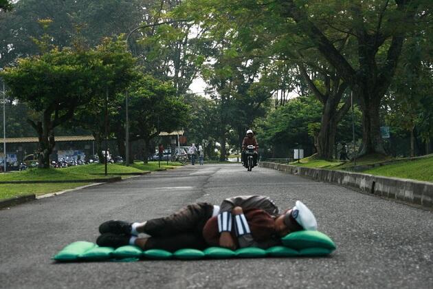 Mobilnya Obama nih gan: &quot;The Beast&quot; (armor-nya uda kayak tank)