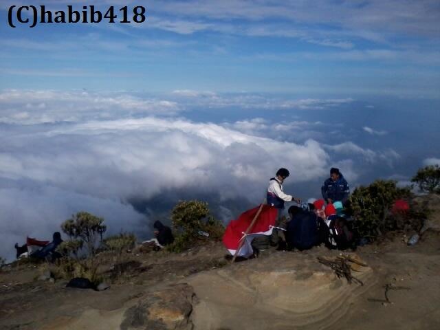 Upacara 17an di puncak tertinggi di jawabarat (ciremai) MERDEKA!!!