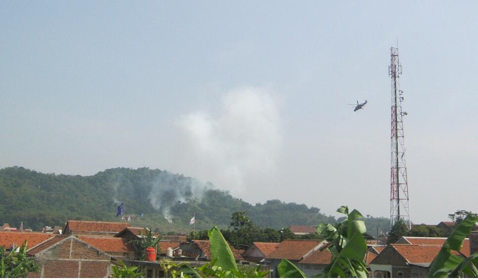 Helikopter TNI AD Terbang Rendah, Nembakin Peluru, di 