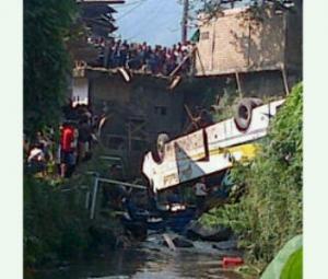 Bus Giri Indah rombongan GKI kelapa gading masuk jurang dicisarua,belasan orang tewas