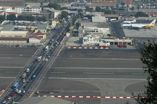 10 Bandara Paling Extreme Di Dunia