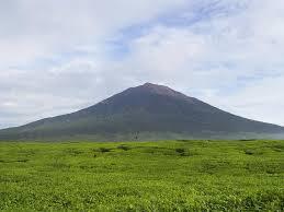 10 gunung di dunia yang berbentuk aneh 