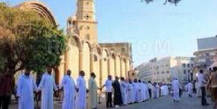 Puluhan pria muslim lindungi sebuah gereja di mesir