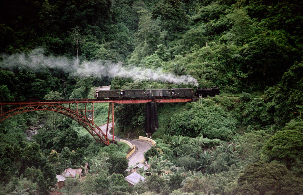 Legenda Hidup Kereta Api Wisata Danau Singkarak Sumatera Barat 