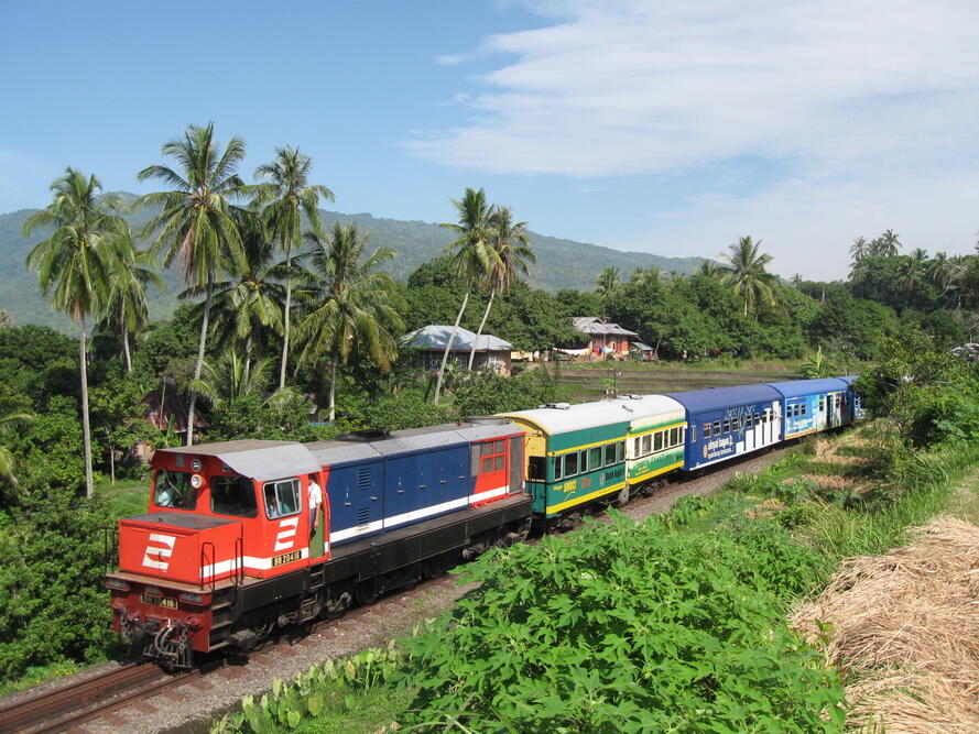 Legenda Hidup Kereta Api Wisata Danau Singkarak Sumatera Barat 