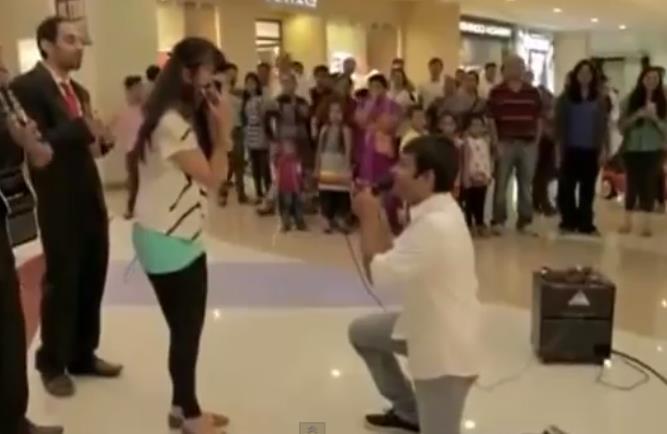 Proposal Melamar Yang Paling... Paling... Paling Romantis Sejagat