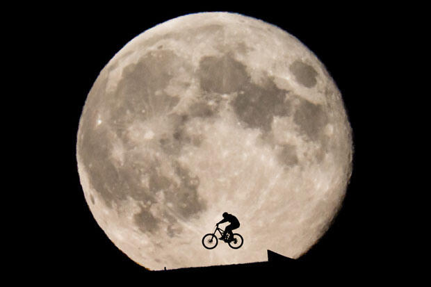 Foto-foto Kreatif Bermain Sepeda di Bulan