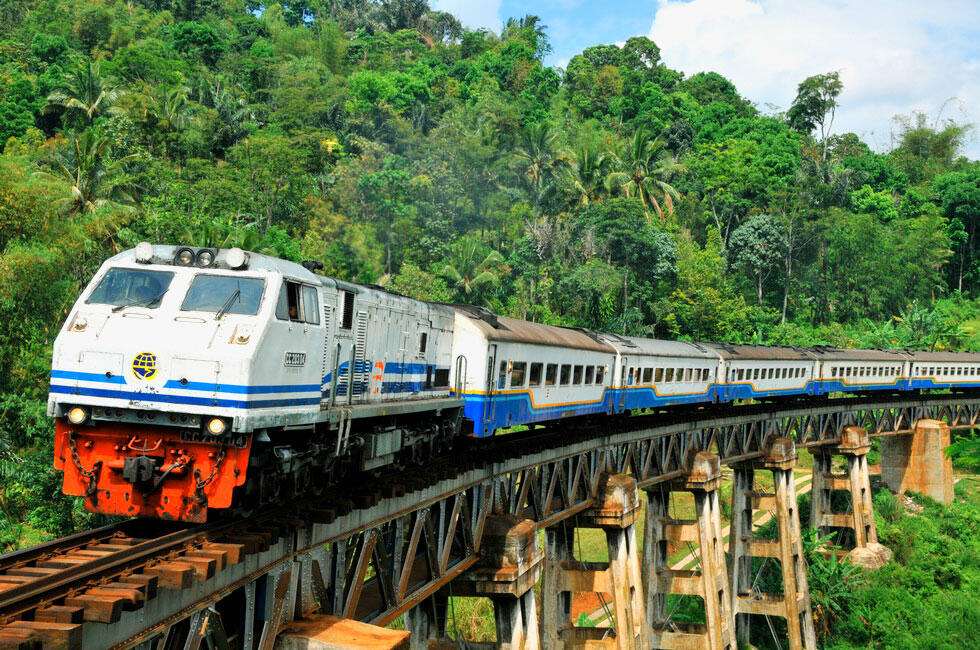 &#91;KEREN&#93; Lintasan Kereta Api Dengan Pemandangan Indah Dari Penjuru Dunia 