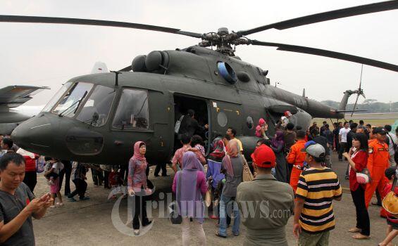 pintu helikopter mi17 jatuh di perumahan warga gan 