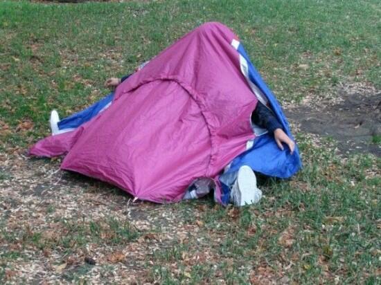 Walking Shelter, ada tenda dalam sepatu kets