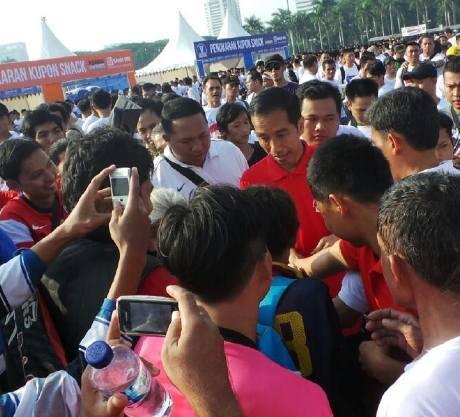 KODE JOKOWI Presiden 2014 : Peserta Independence Day Run Rebutan Foto Bareng Jokowi