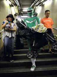 Di Jepang, Ada Power Ranger yang Siap Bantu Angkat Barang di Stasiun