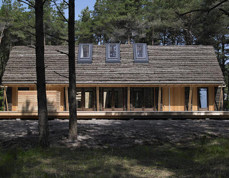 RUMAH INI TERBUAT DARI RUMPUT LAUT