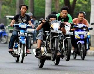 10 Tips Berkendara yang Aman,Ideal dan Nyaman