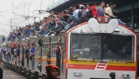 Kelakuan Aneh Orang Jepang di Dalam Kereta