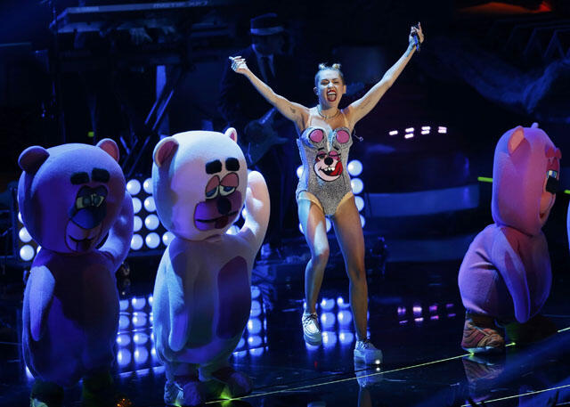 Edan! Miley Cyrus Topless di MTV VMA 2013
