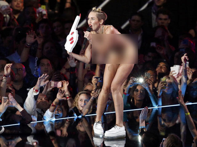 Edan! Miley Cyrus Topless di MTV VMA 2013