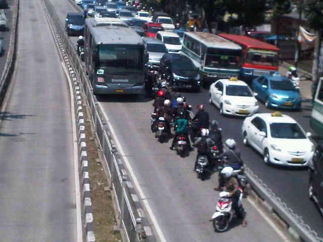Berikut kendaraan pejabat yang memasuki Jalur Transjakarta