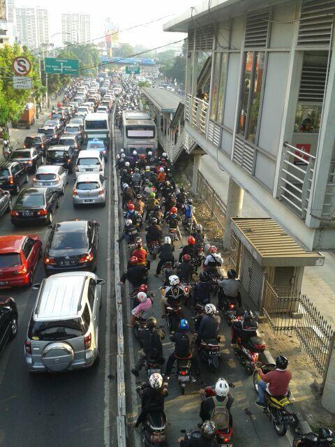 Berikut kendaraan pejabat yang memasuki Jalur Transjakarta