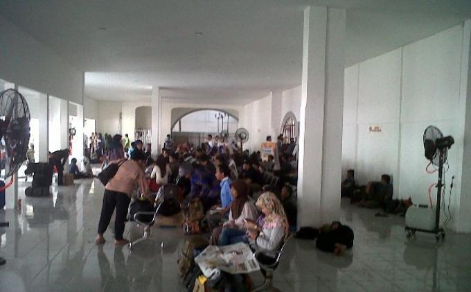 Menurut ane ini solusi membuat transportasi umum menjadi pilihan utama masyarakat