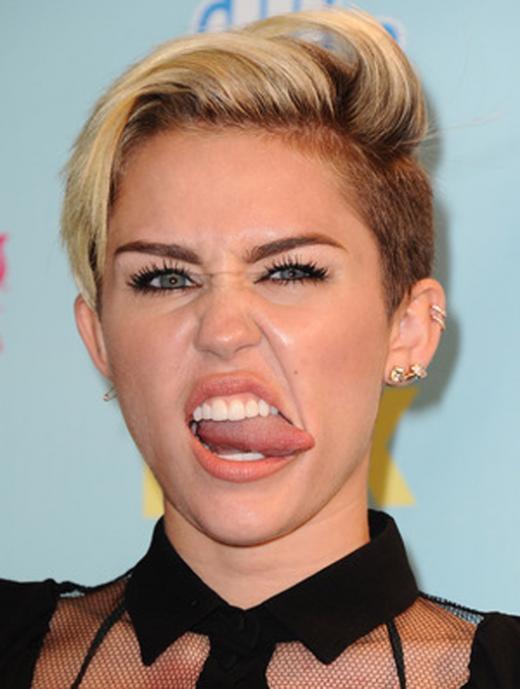 [PIC] Galeri Miley Cyrus Pamer Lidah