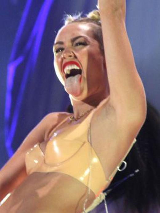 [PIC] Galeri Miley Cyrus Pamer Lidah