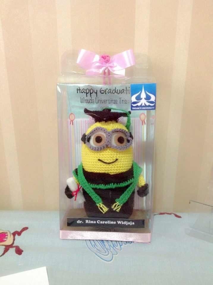 Terjual WTS Boneka  Rajut  MINION WISUDA Cocok dibuat 