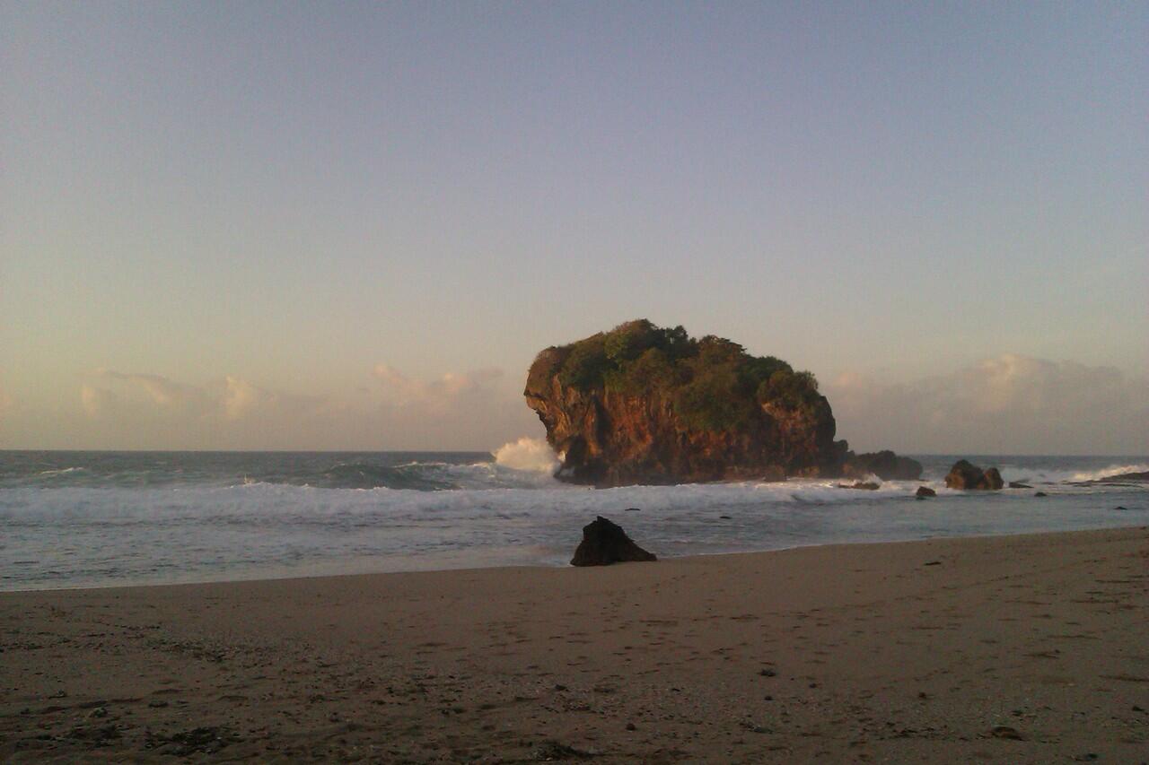 Camping semalam di Pantai Njuwok, Gunung Kidul