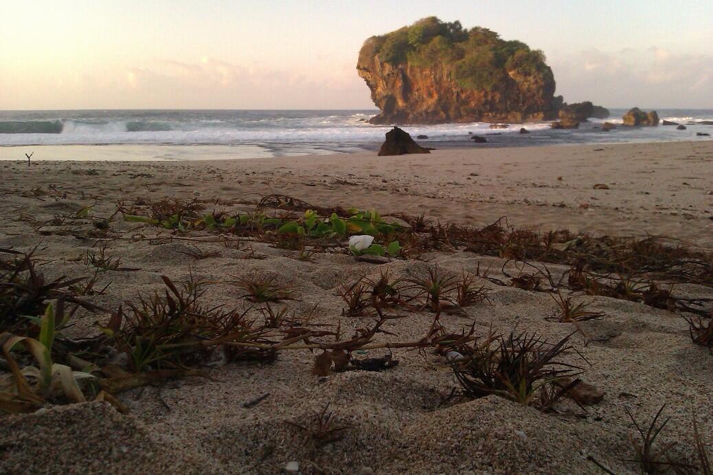 Camping semalam di Pantai Njuwok, Gunung Kidul