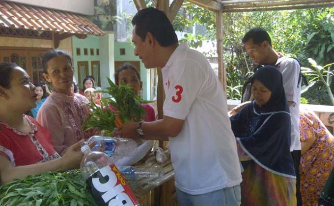 Calon Wali Kota Bogor Ini Jual Sayur saat Kampanye